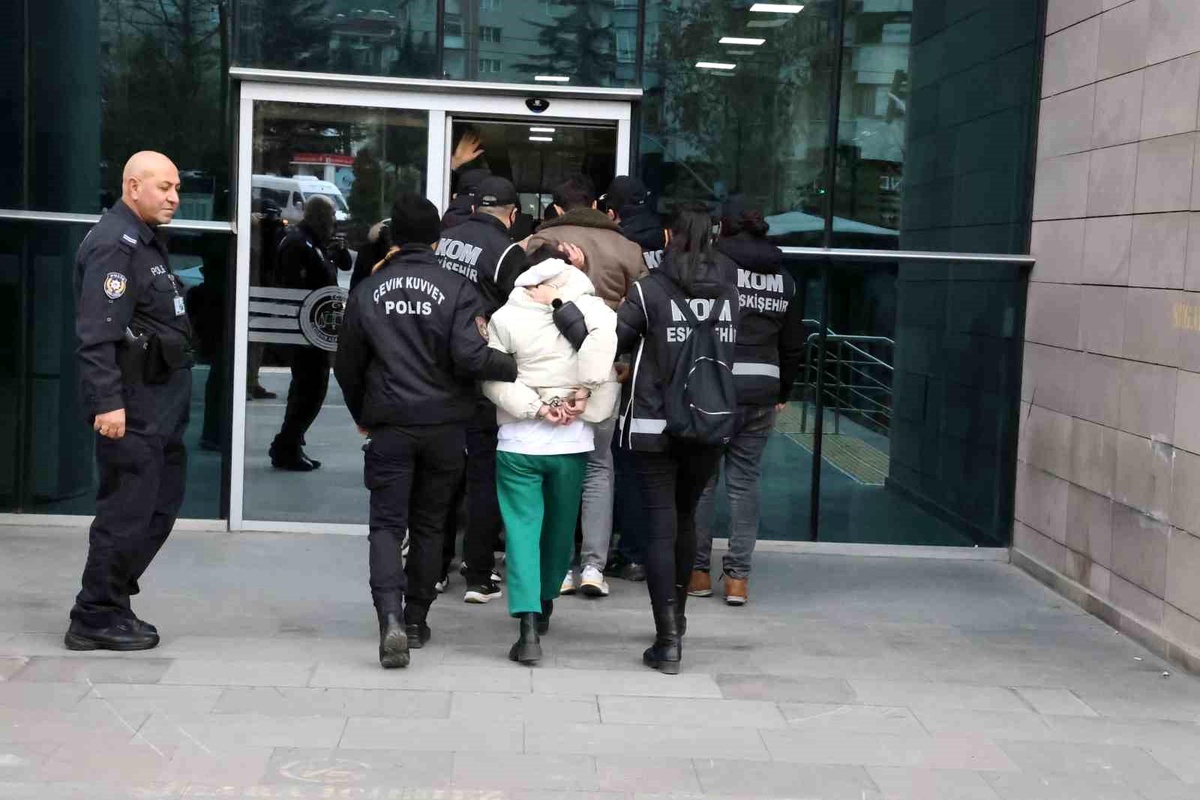 Eskişehir\'de \'Kafes-18 Operasyonu\'nda 20 şüpheli adliyeye sevk edildi