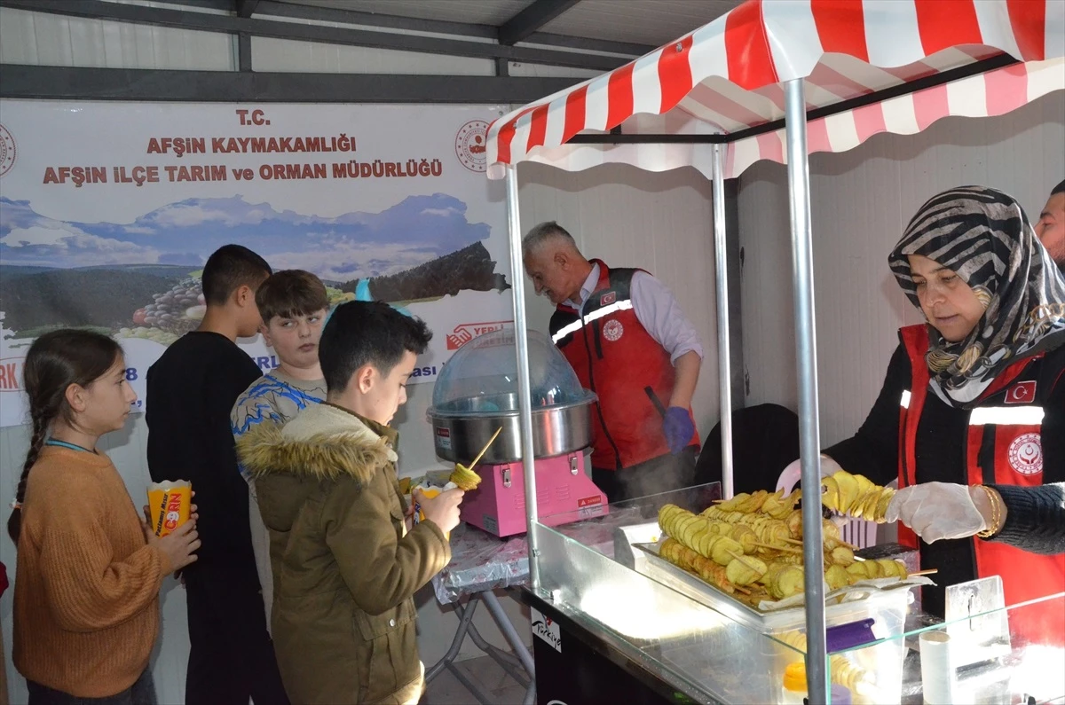 Afşin\'deki depremzede öğrencilere yerli ürünlerle atıştırmalıklar dağıtıldı