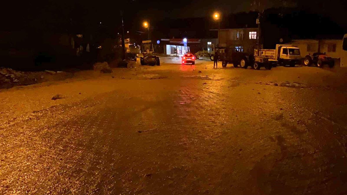 Çanakkale\'de sağanak yağış sonrası dere taştı