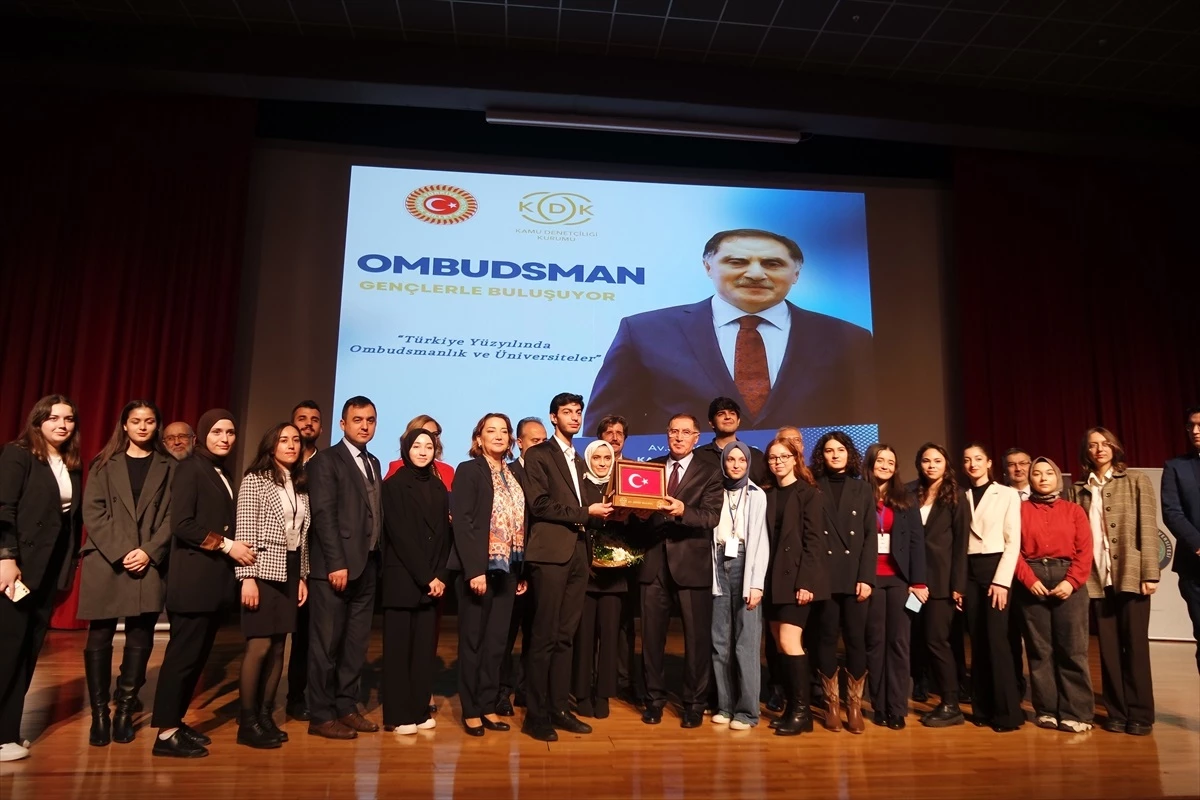 Kamu Başdenetçisi Şeref Malkoç, Bursa\'da üniversite öğrencileriyle bir araya geldi Açıklaması