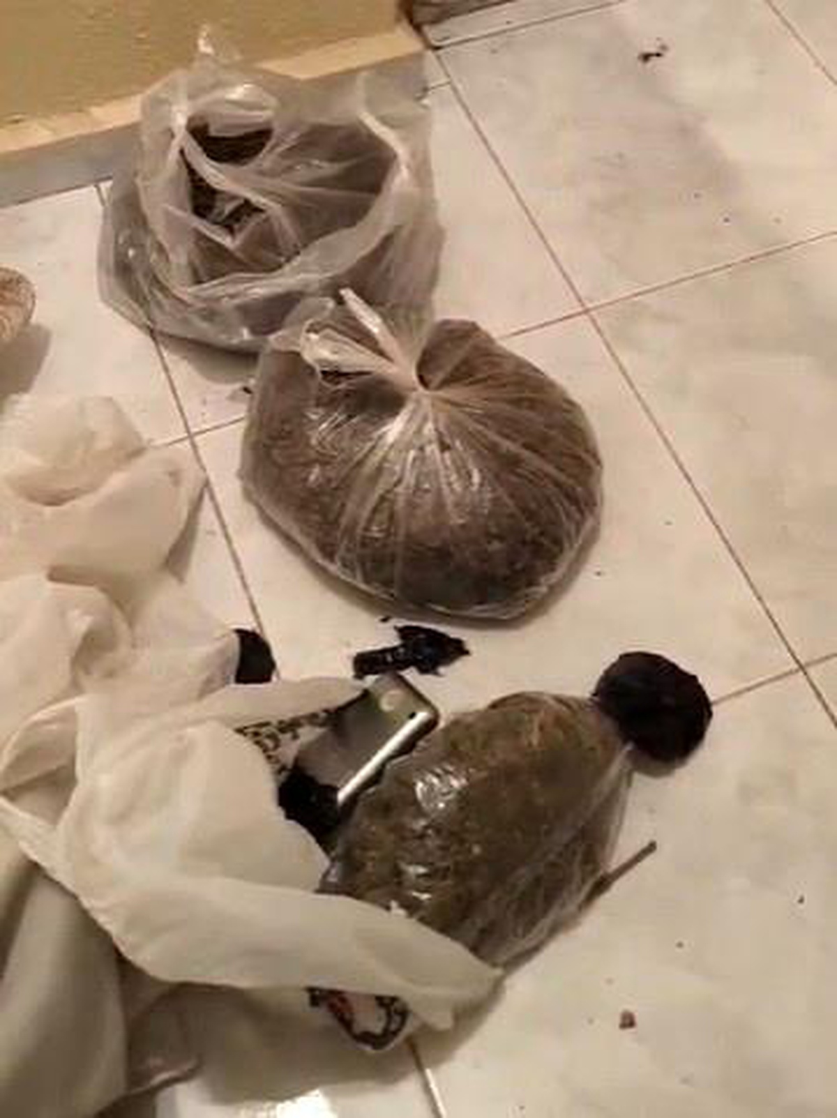 İzmir\'de çiftin üzerinde uyuşturucu madde bulundu