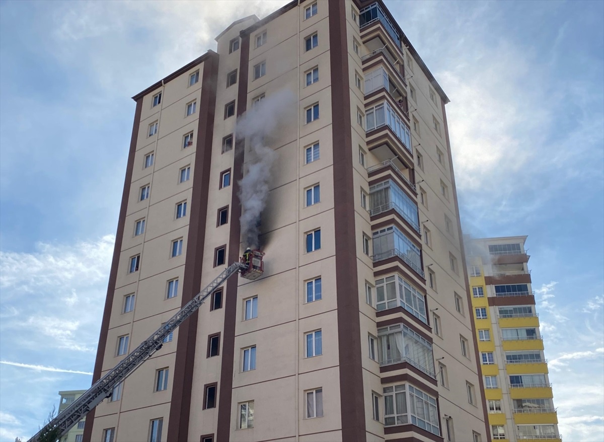 Kayseri\'de 11 katlı apartmanda yangın çıktı
