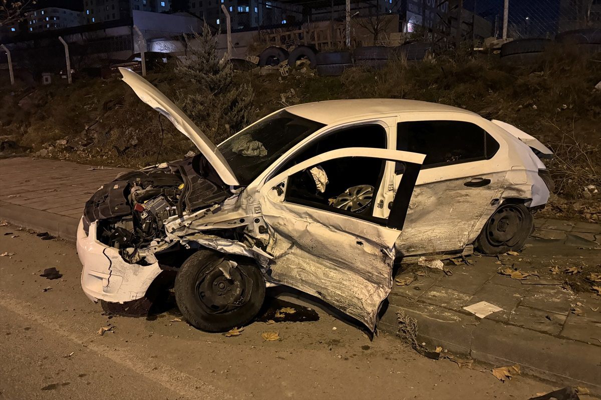 Kayseri\'de otomobiller çarpıştı, sürücüler yaralandı