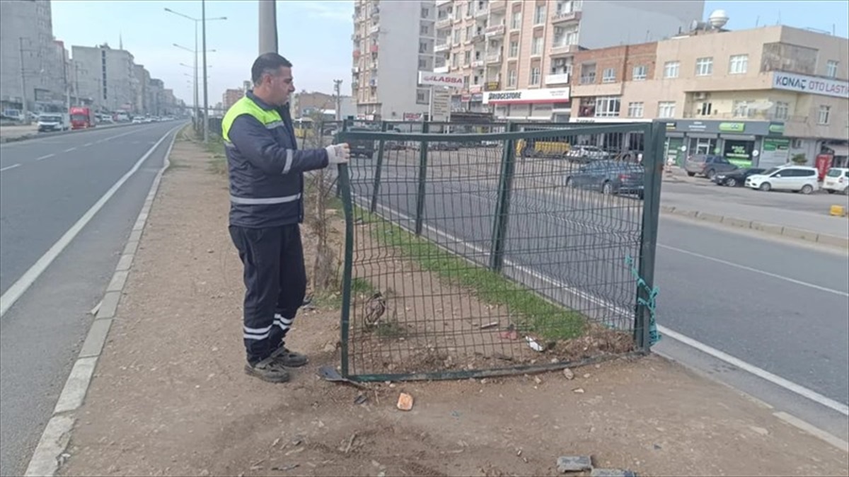 Kızıltepe\'de yayalar için tel bariyerler yenilendi