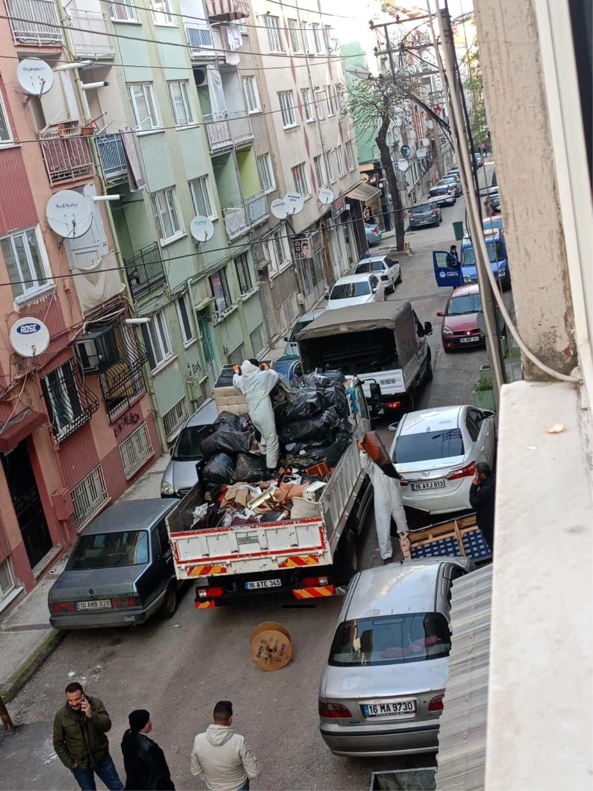 Bursa\'da apartman dairesinden kamyon dolusu çöp çıktı