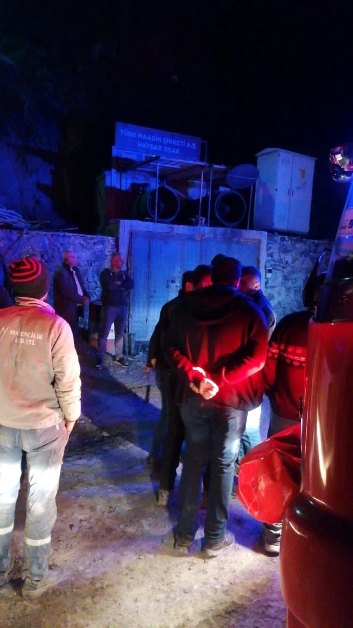 Denizli\'de krom madeninde göçük: 3 işçi mahsur kaldı