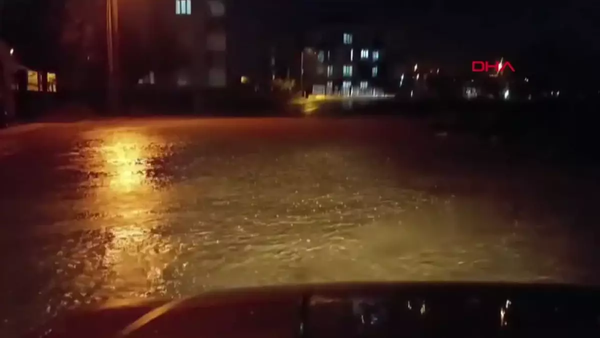 Lapseki'de Yollar Suyla Doldu