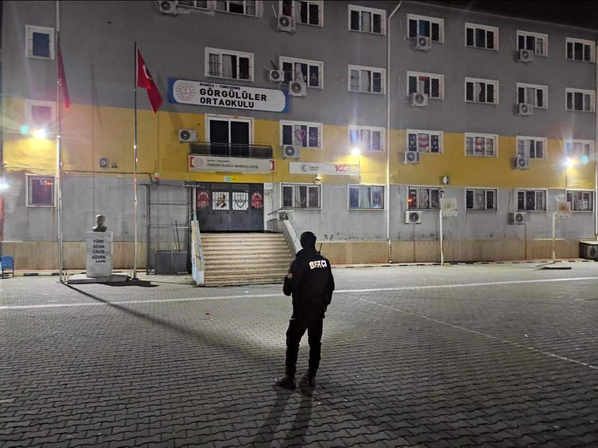Manisa Emniyetinden okul bahçelerine gece kontrolü