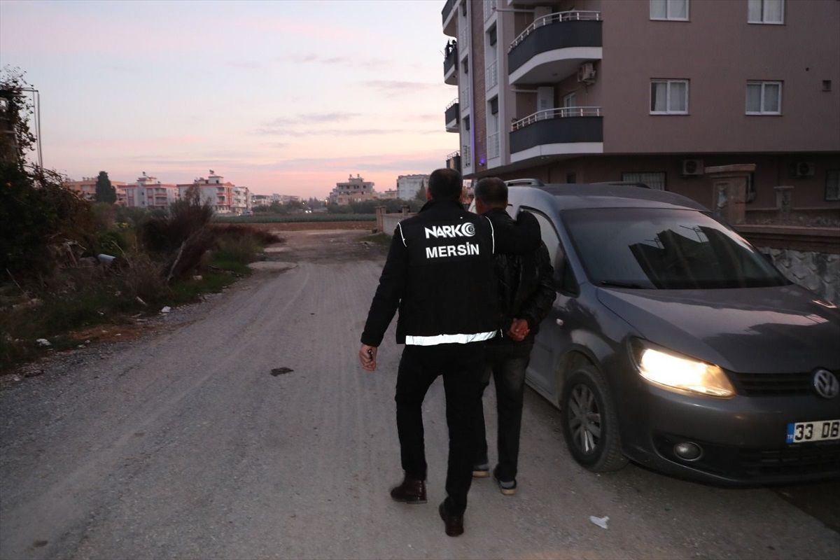 Mersin\'de uyuşturucu satıcılarına yönelik operasyon: 14 firari hükümlü 26 kişi yakalandı