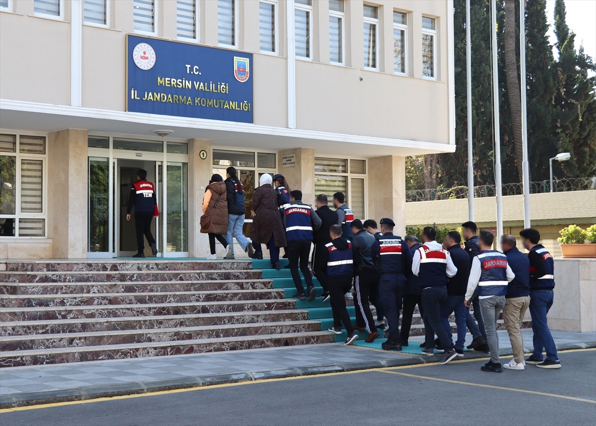 Mersin ve Gaziantep\'te DEAŞ\'a fon sağladıkları öne sürülen 9 şüpheli gözaltına alındı