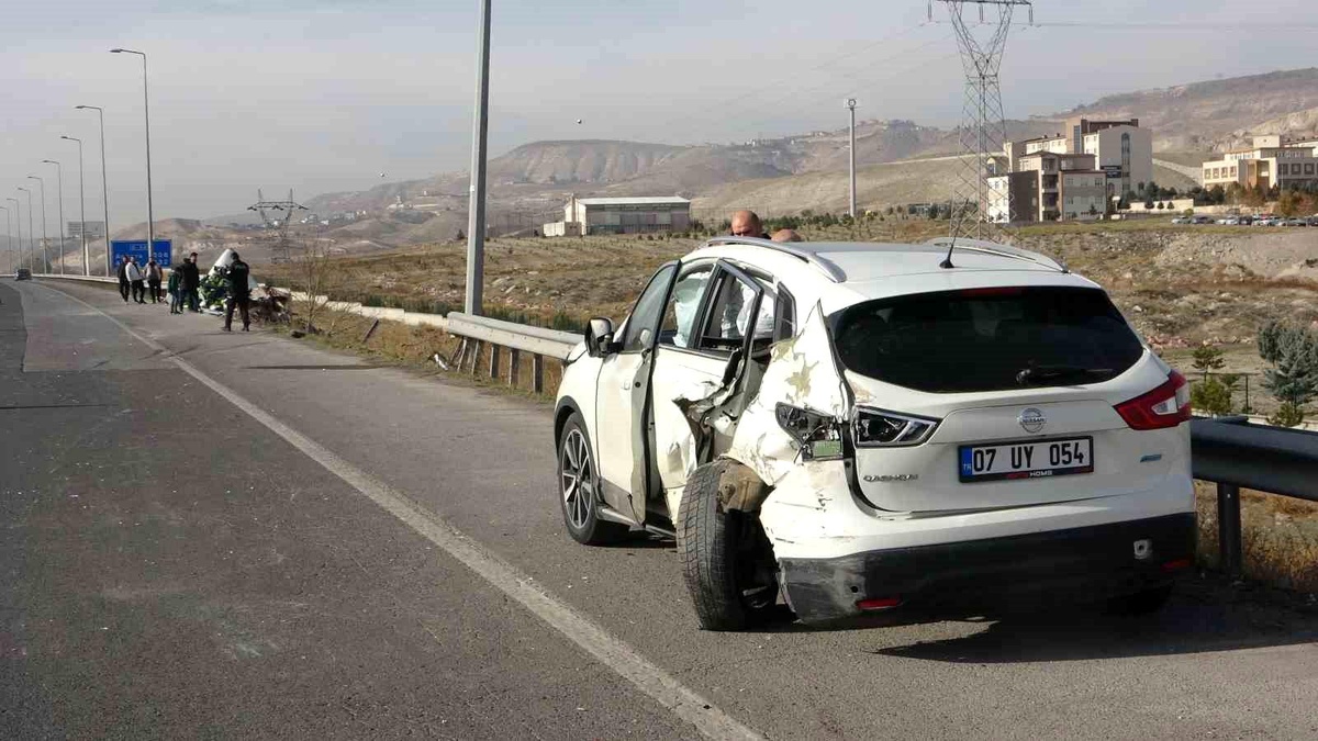 Kayseri\'de meyve yüklü tır şarampole devrildi