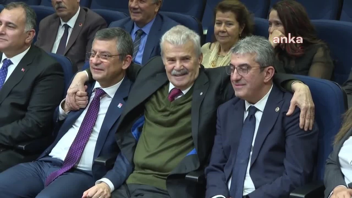 CHP Genel Başkanı Özgür Özel, Osman Özgüven\'e Yaşam Boyu Onur Plaketi Takdim Etti
