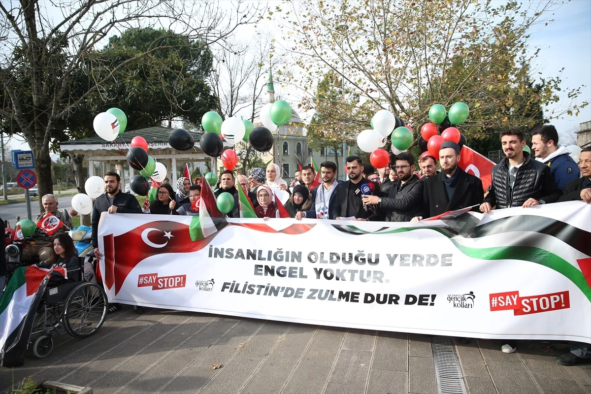 Sakarya\'da AK Parti Gençlik Kolları üyeleri İsrail\'in Gazze\'ye saldırılarını protesto etti