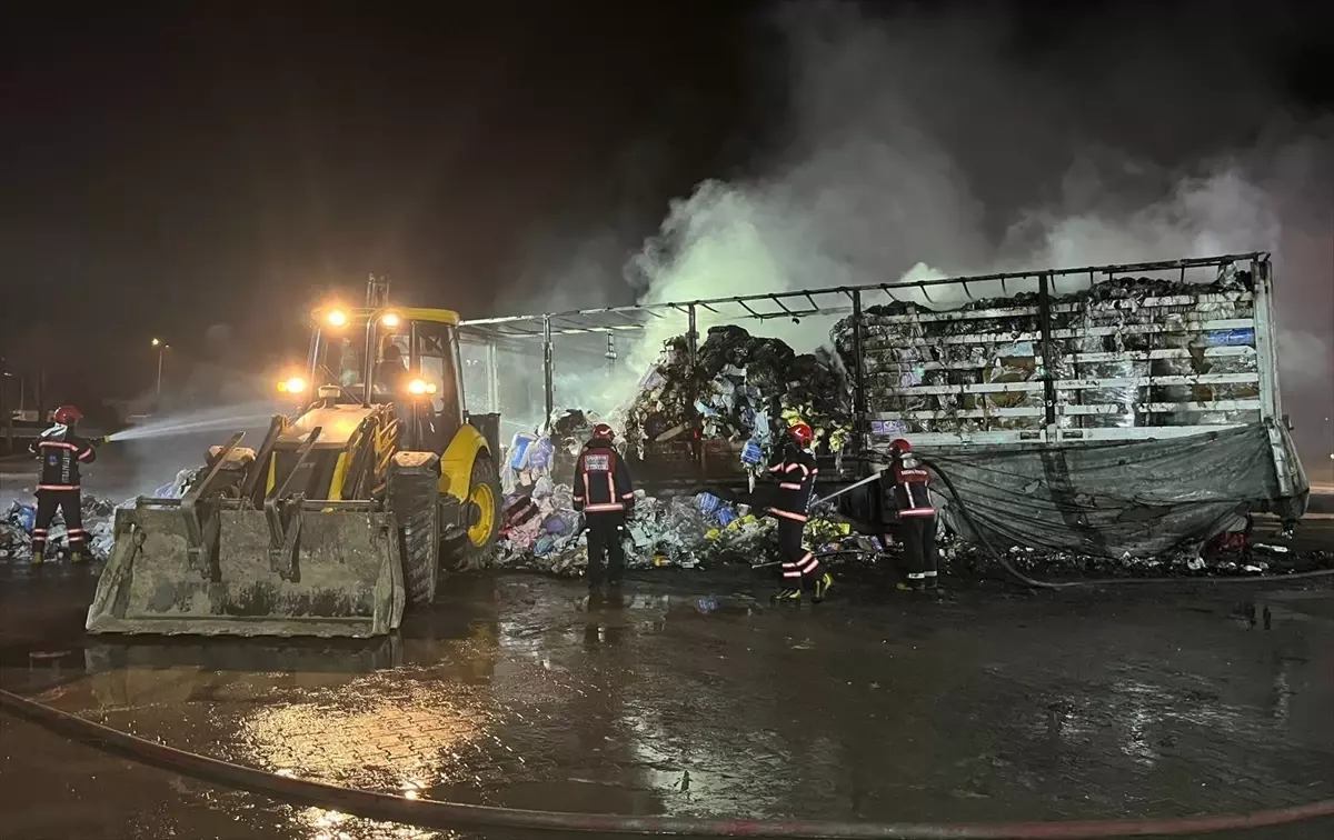 Sakarya'da park halindeki tırın dorsesi yanarak kullanılamaz hale geldi