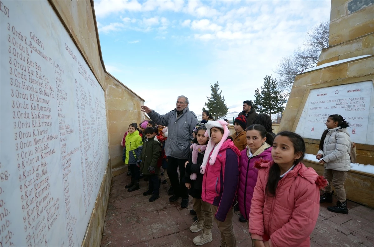 Sarıkamış\'ta ilkokul öğrencileri "Şehitlere Vefa" yürüyüşü yaptı