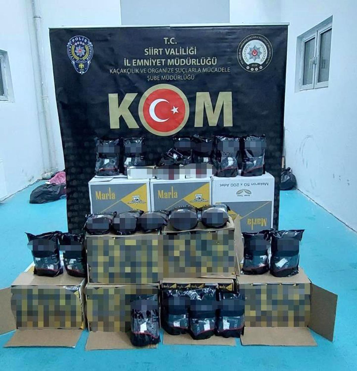 Siirt\'te yapılan aramada 115 bin adet boş makaron ve 60 bin adet sigara filtresi ele geçirildi