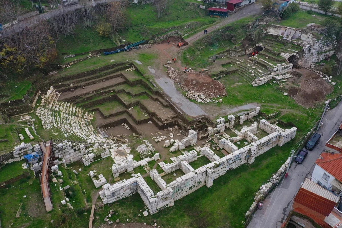 İzmir\'deki Smyrna Antik Kenti\'nde Tiyatronun Seyirci Geçidi Gün Yüzüne Çıkarıldı