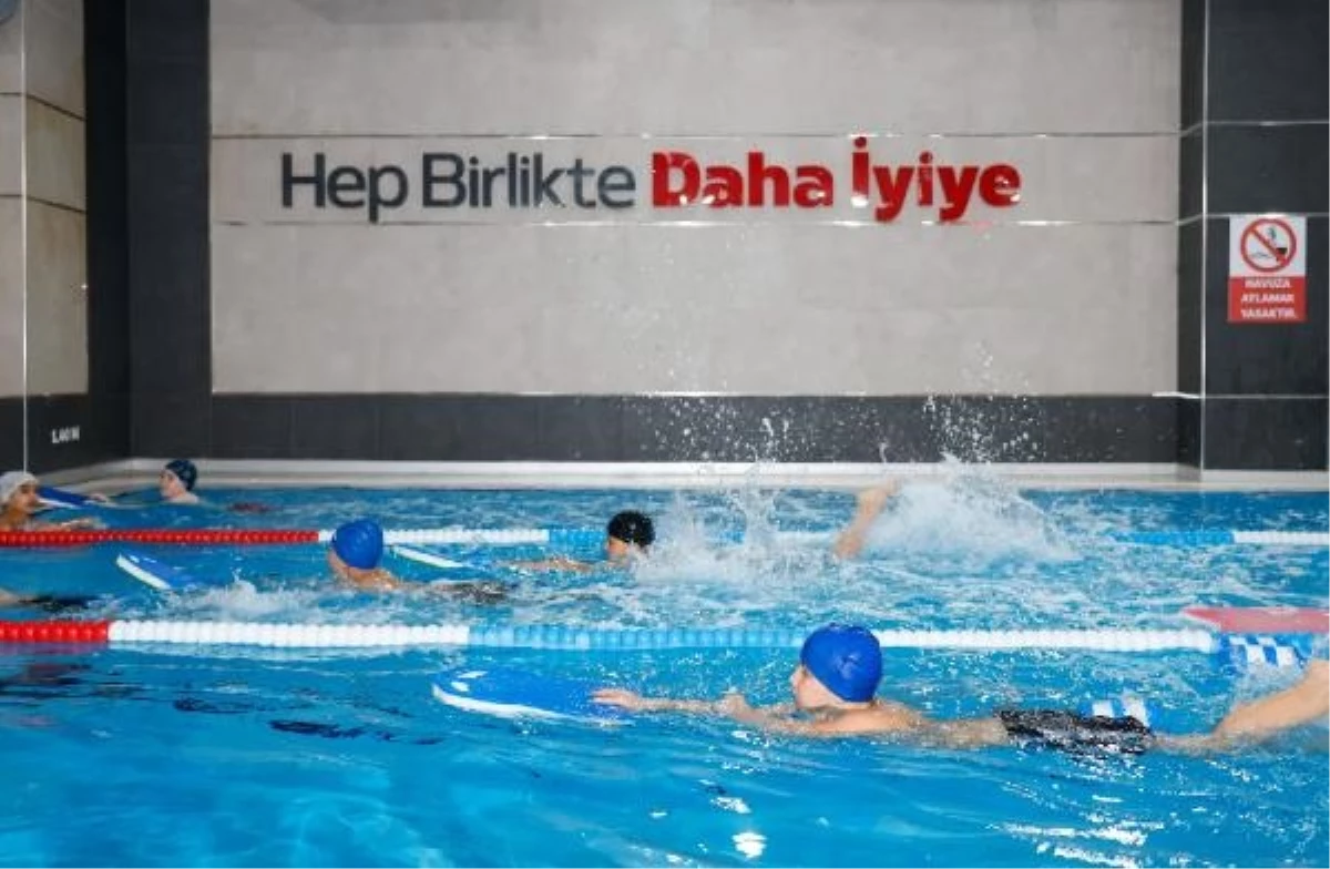 Sultangazi Belediyesi Gençlere Yüzme Eğitimi Veriyor