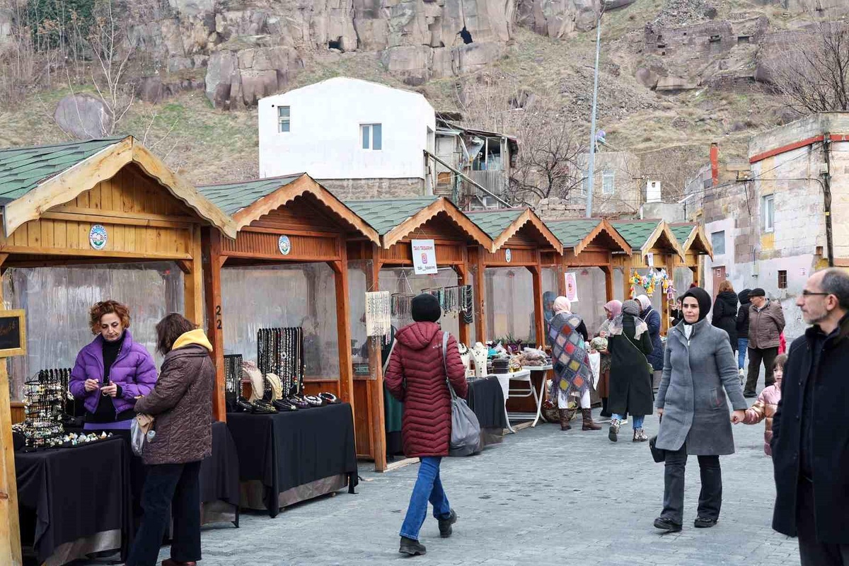 Talas\'ta Maharetli Eller Kadın Üretici Pazarı