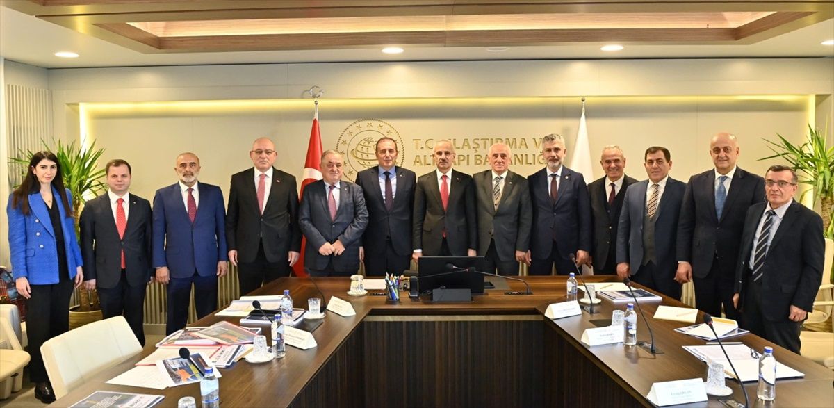 Trabzon Reel Sektör Platformu Temsilcileri Ulaştırma ve Altyapı Bakanı\'nı Ziyaret Etti