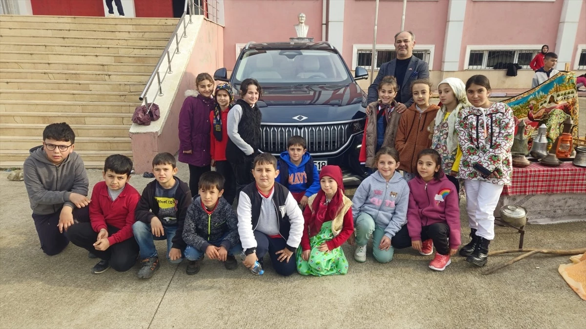 Türkiye\'nin otomobili Togg, Vezirköprü\'de öğrencilere tanıtıldı