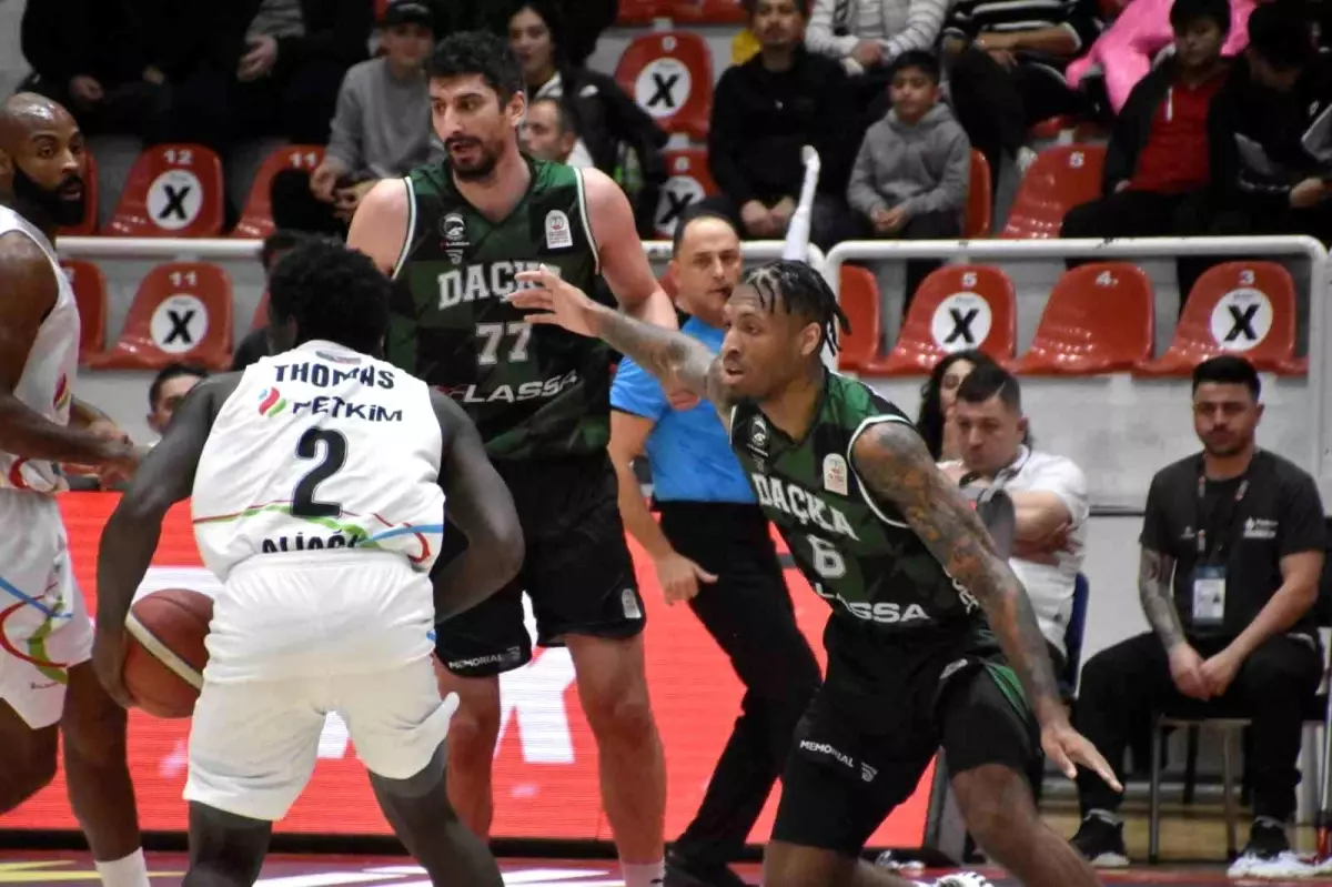 Aliağa Petkimspor, Darüşşafaka Lassa\'yı 112-78 yendi