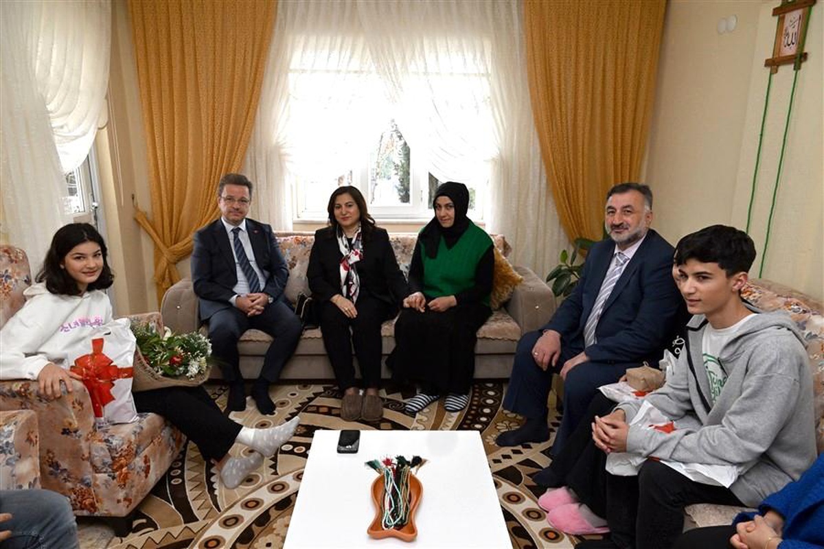 Manisa Valisi ve Eşi, Trafik Kazası Geçiren Çocuğa Moral Verdi