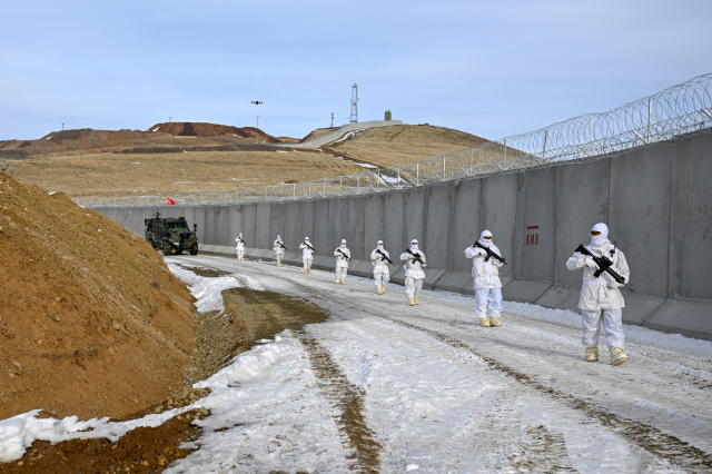 Van'da İran sınırına güvenlik duvarının 170 kilometresi tamamlandı