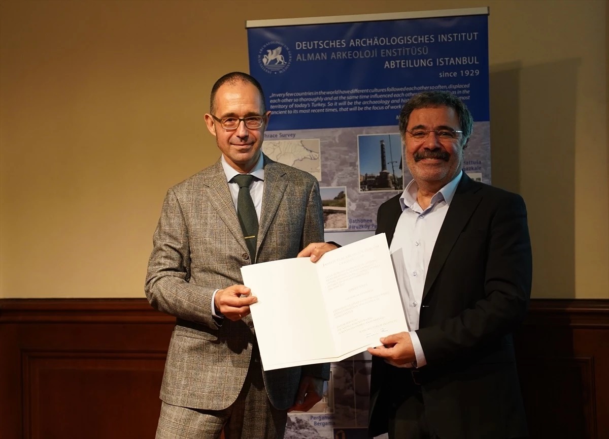 Ahmet Ümit, Alman Arkeoloji Enstitüsü tarafından arkeolog üye beratıyla onurlandırıldı