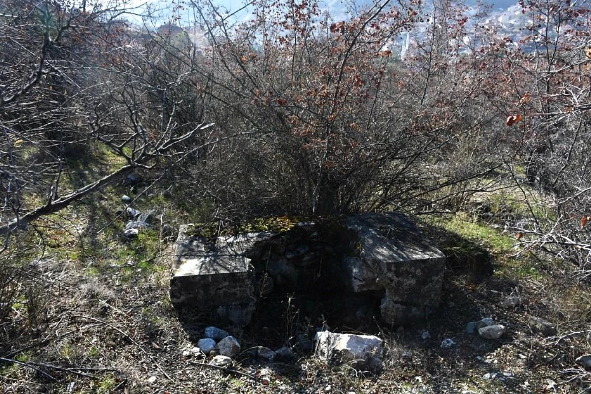 Tosya\'daki tarihi mezarlık defineciler tarafından tahrip edildi