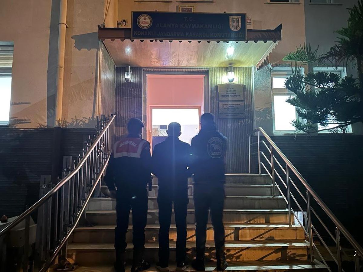 Antalya\'da kasten adam öldürme suçundan aranan şüpheli jandarma tarafından sahte kimlikle yakalandı