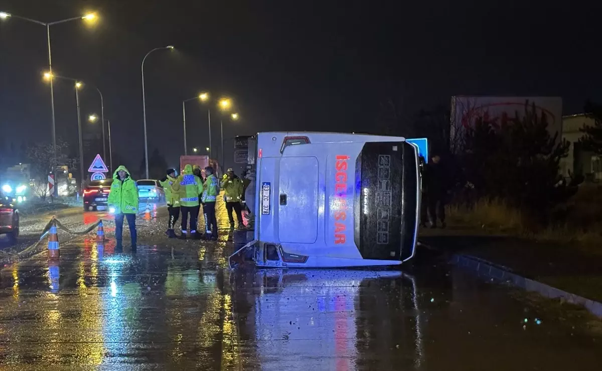 Afyonkarahisar\'da midibüs devrildi: 25 yaralı