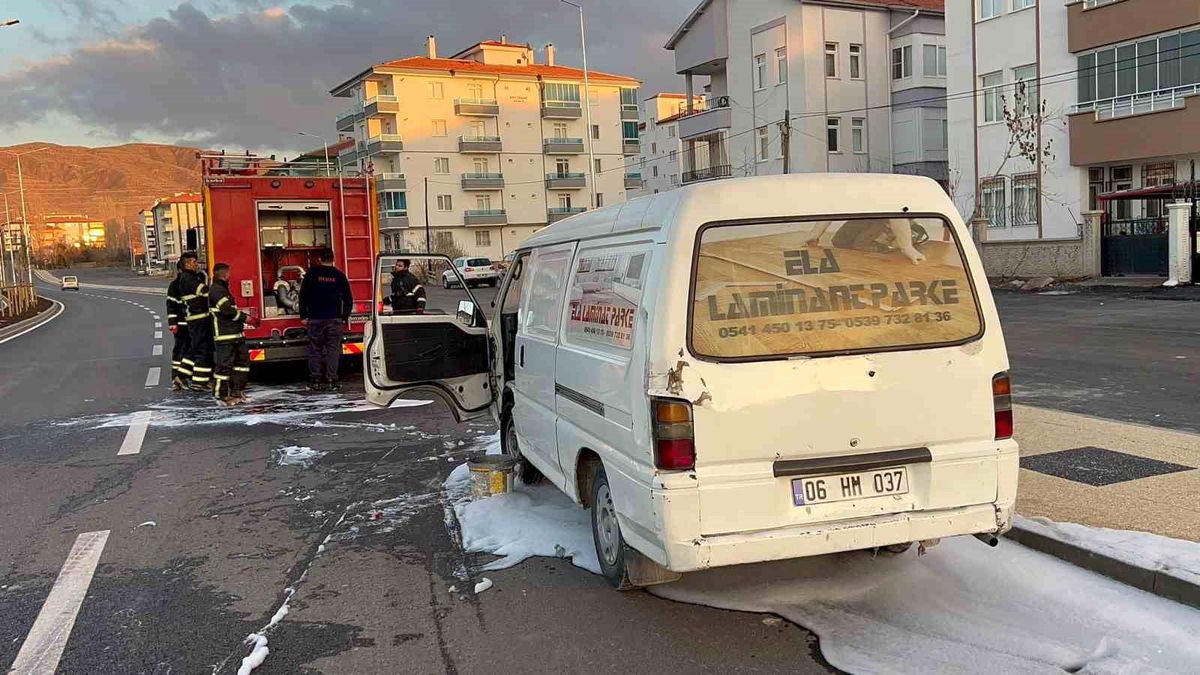 Aksaray\'da kamyonet alevler içinde kaldı