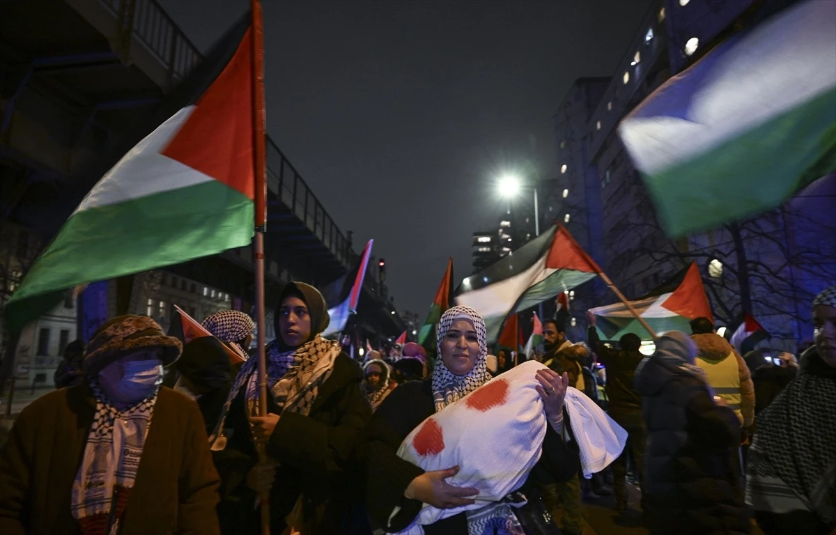 Berlin\'de İsrail\'in Gazze\'ye yönelik saldırıları protesto edildi