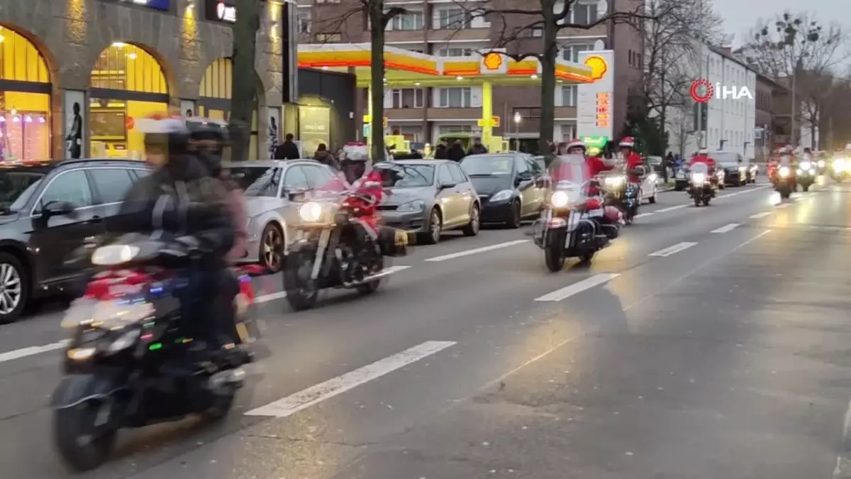 Berlin\'de Motosikletli Noel Babalar Sosyal Sorumluluk Turu Düzenledi