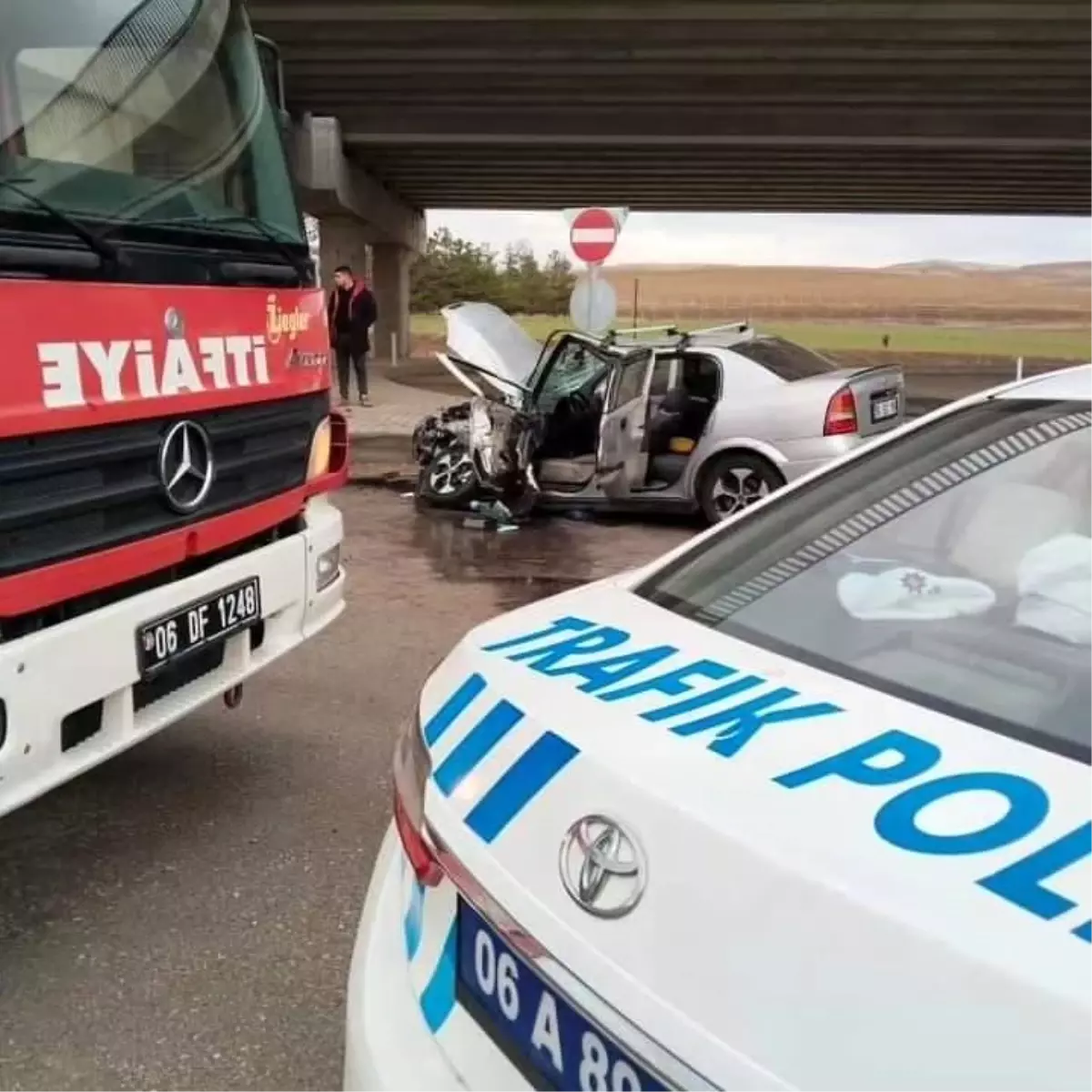 Ankara\'da özel halk otobüsü ile otomobil çarpıştı: 4 yaralı