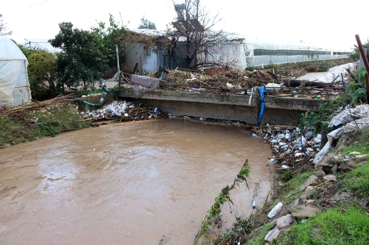Antalya\'da sağanak yağmur sonrası istinat duvarı çöktü, evler ve seralar zarar gördü