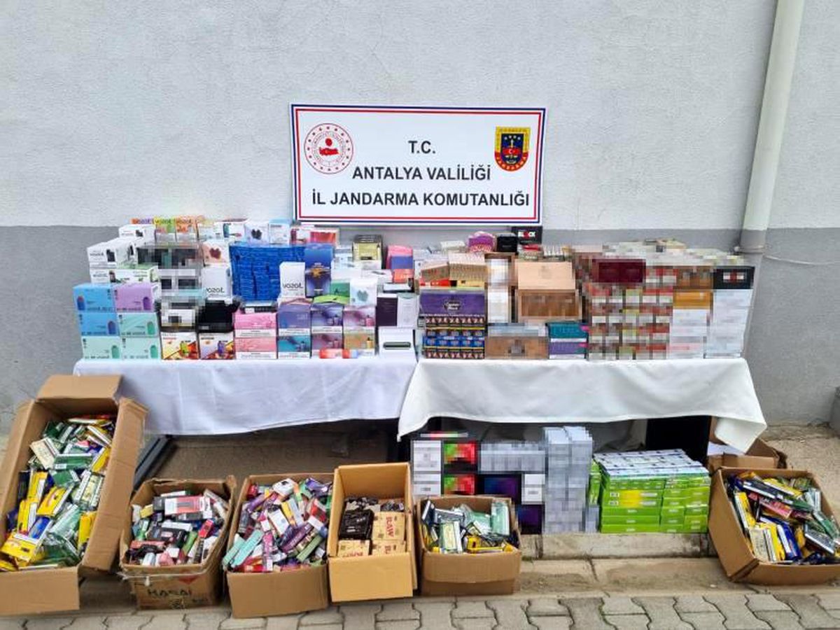 Antalya\'da Kaçak Sigara ve Elektronik Sigara Ele Geçirildi