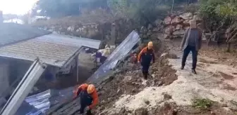 Kumluca'da sağanak su baskınlarına neden oldu