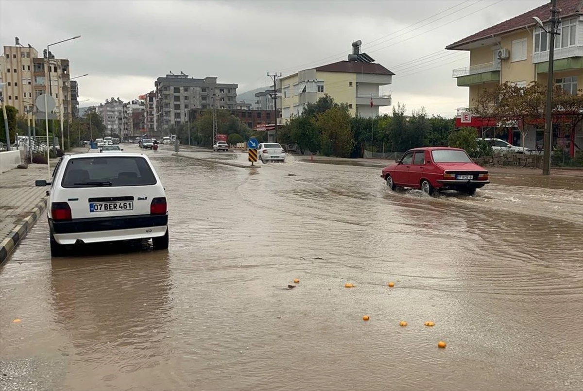 Antalya\'nın Kumluca ilçesinde sağanak nedeniyle iş yerleri ve seralar su altında kaldı