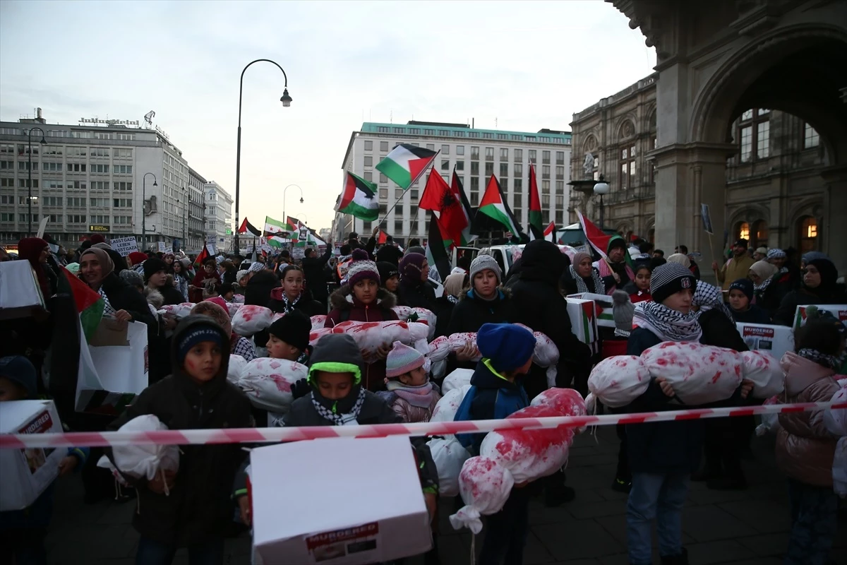 Viyana\'da İsrail\'in Gazze saldırılarını protesto