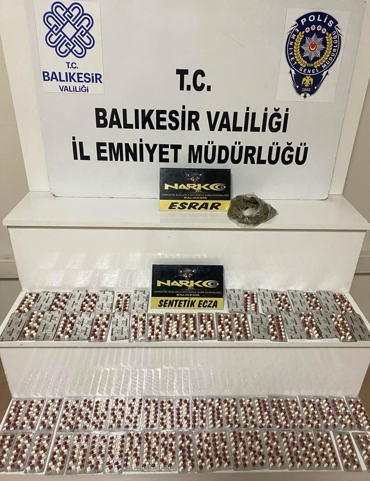 Balıkesir\'de Sentetik Ecza Hapı ve Skunk Esrar Operasyonu