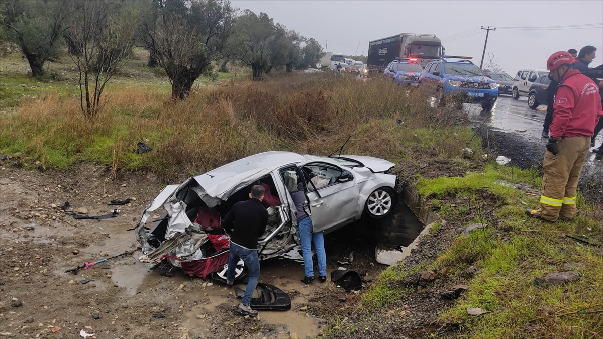 Ayvalık\'ta Zincirleme Trafik Kazası: 2\'si Ağır 8 Yaralı