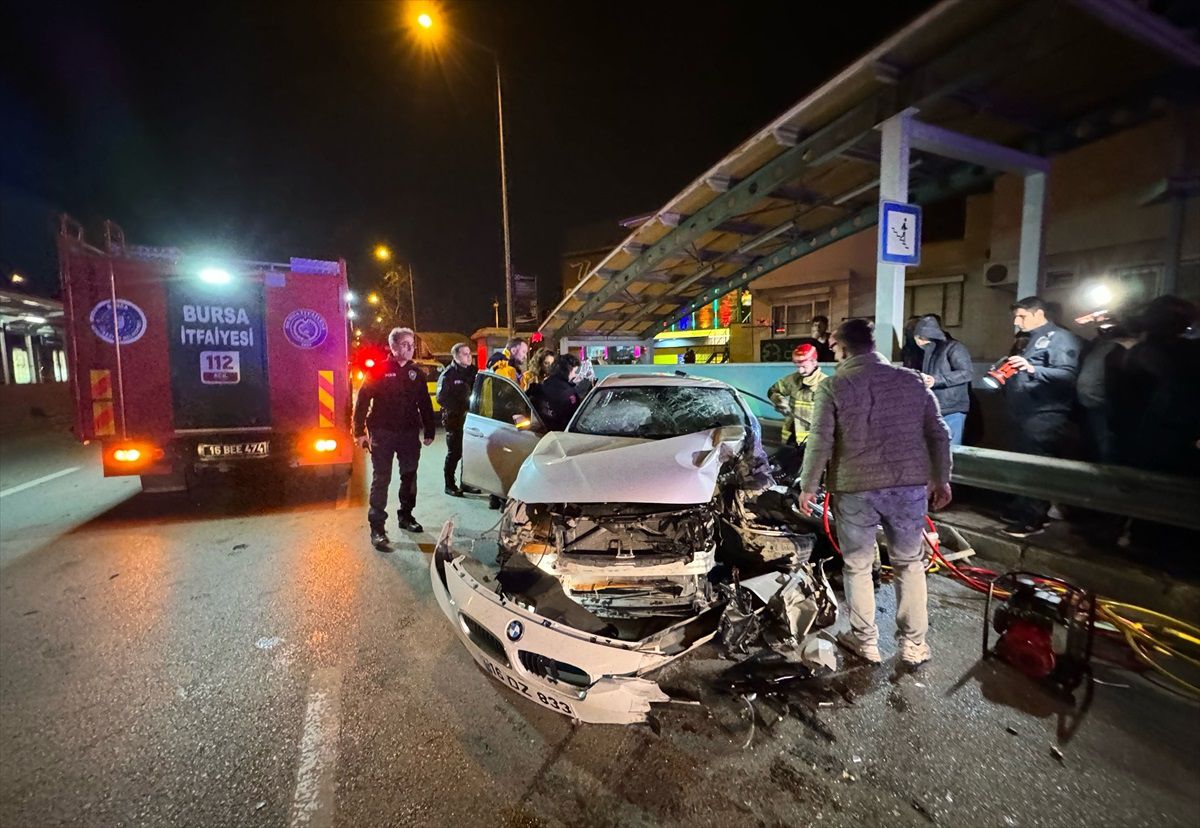 Bursa\'da otomobil bariyerlere çarptı, sürücü yaralandı