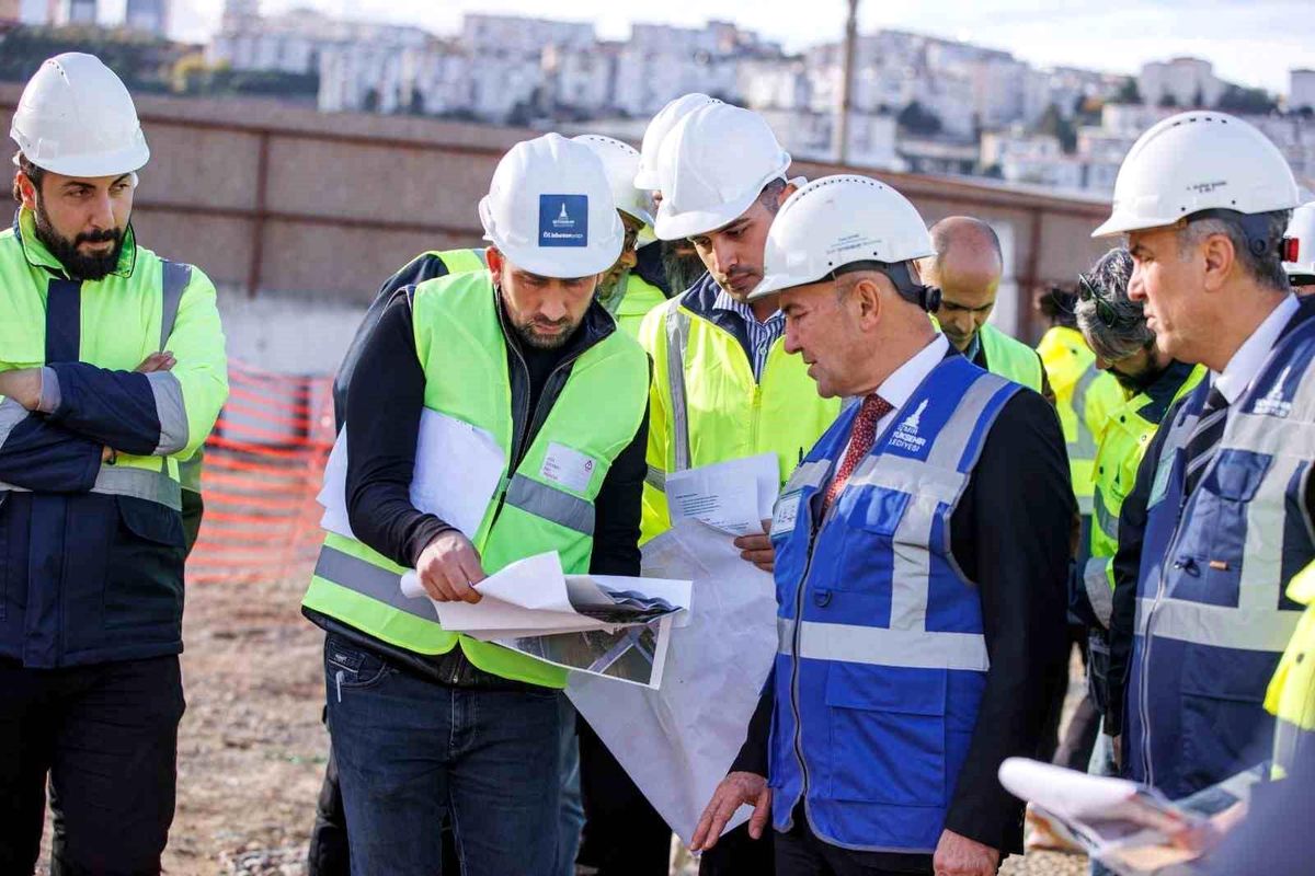 İzmir Büyükşehir Belediye Başkanı Tunç Soyer, Uzundere\'deki Kentsel Dönüşüm Çalışmalarını İnceledi