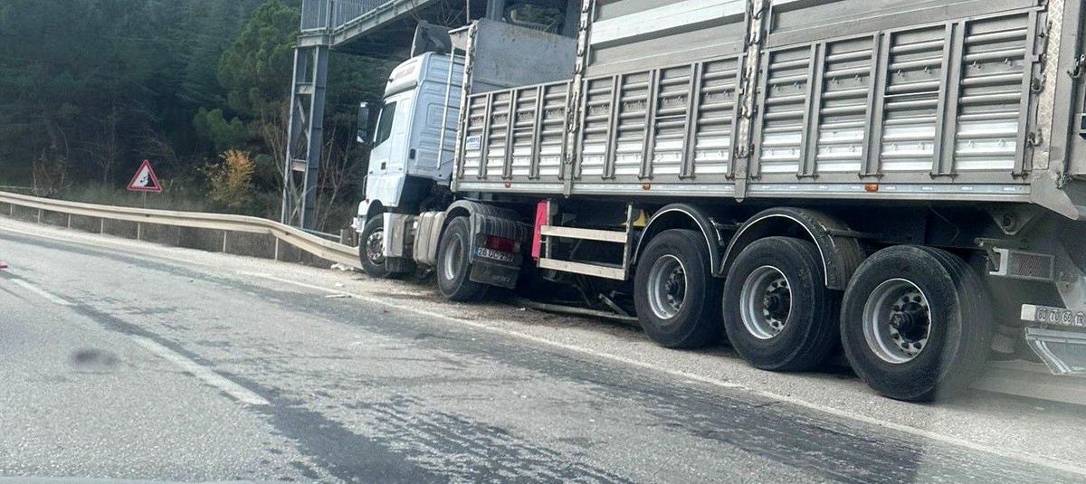 Bilecik\'te Tırın Hareketi Üst Geçidi Yıkma Noktasına Getirdi