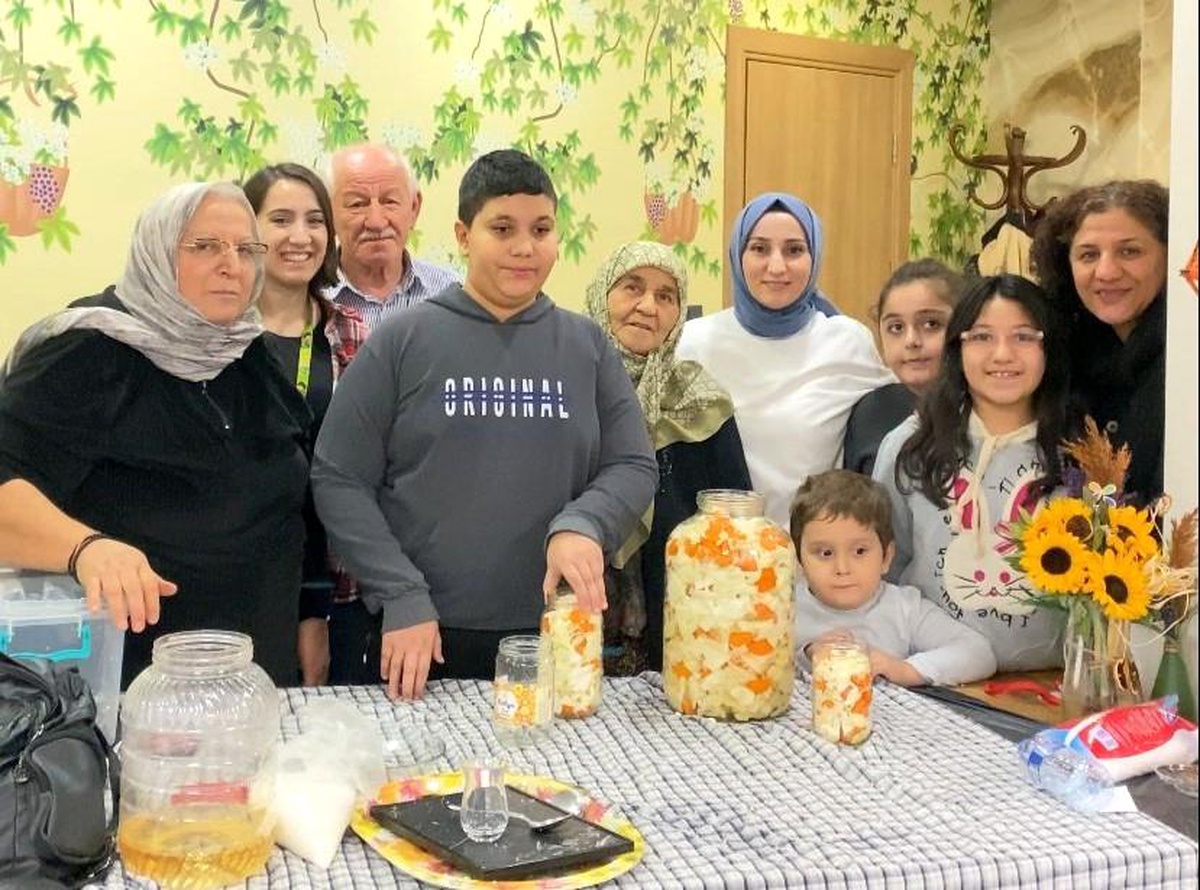 İzmit\'te Kuşaklararası Yaşam Merkezi\'nde yaşlılar ve çocuklar bir araya geliyor