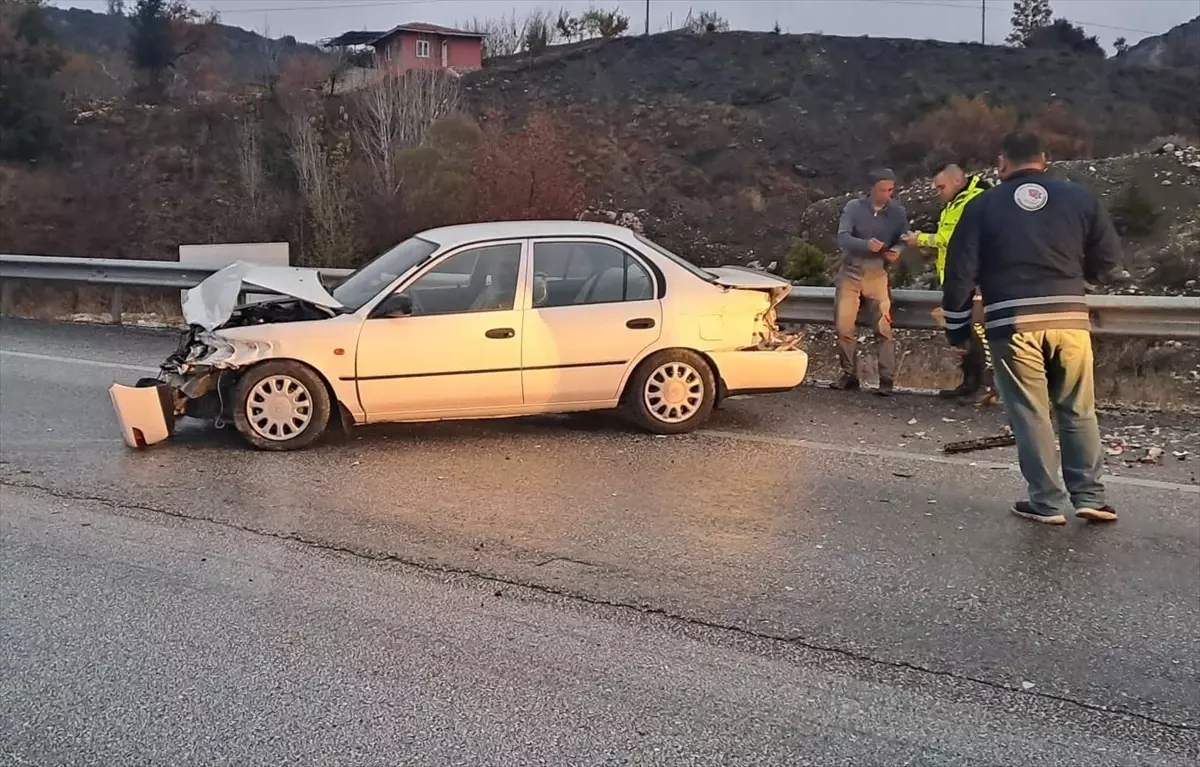 Burdur\'da bariyere çarpan otomobildeki 3 kişi yaralandı