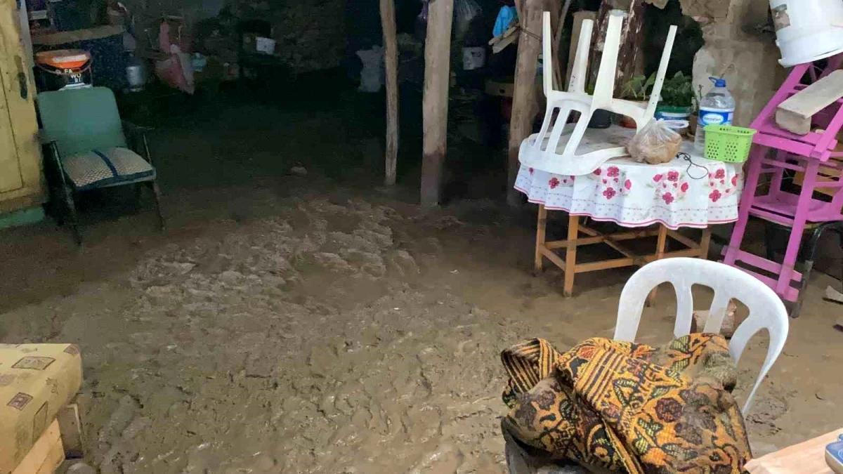 Çanakkale\'de sağanak yağış sonucu ev sel sularından zarar gördü