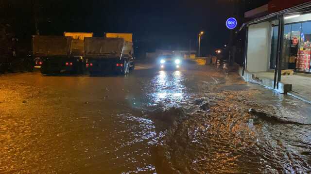 Çanakkale'de Sağanak Yağış Sonucu Sokaklar Sular Altında